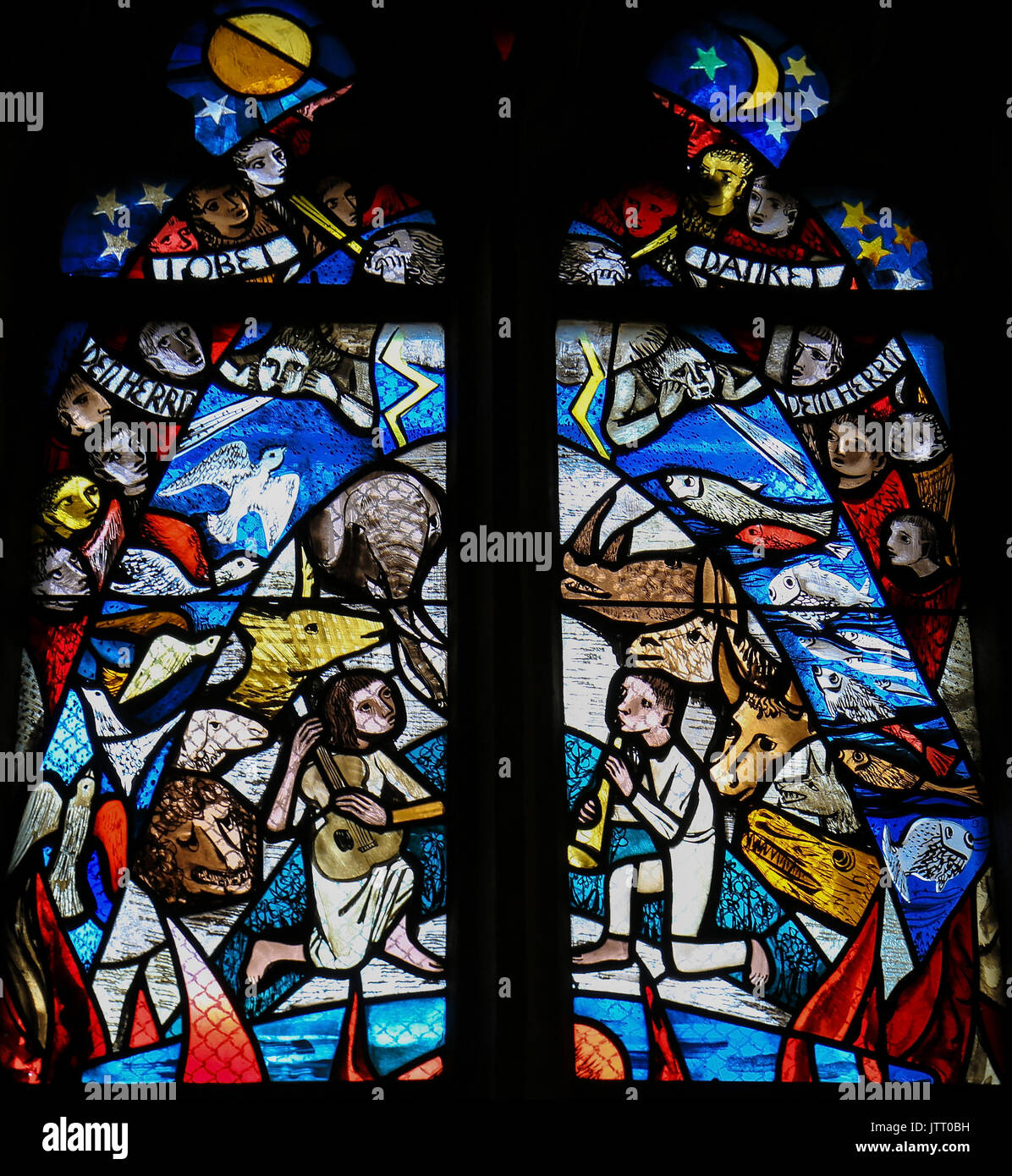 Glasmalereien in der Stiftskirche in Tübingen, die Schaffung von Arbeitsplätzen, mit Vögeln, Fischen, Säugetieren en zwei Kinder Musik wiedergeben Stockfoto