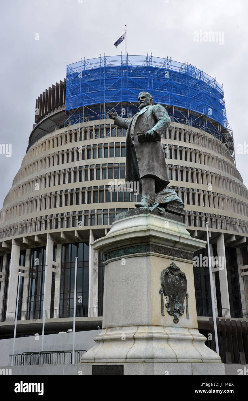 Eine Statue von 15 Premierminister Neuseelands Ministerin, Richard John seddon außerhalb des Parlaments Gebäude und den Bienenstock, Wellington, Neuseeland. Stockfoto