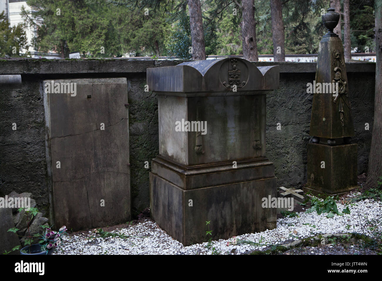 Gräber der Konsul Generäle des Russischen Reiches zu der Republik Genua Monumentaler Friedhof Staglieno (Cimitero monumentale di Staglieno in Genua, Ligurien, Italien. Beerdigung Denkmal für Generalkonsul Alexander Khvostov, der auch manchmal in der Schreibweise wie Alexandre de Khwostoff (1809-1861) in der linken gesehen. Stockfoto