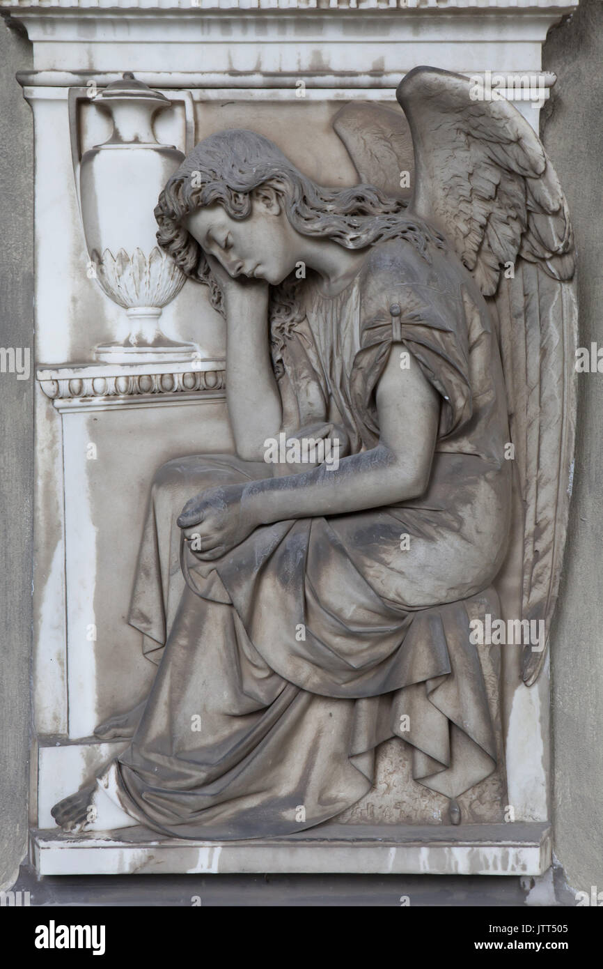 Trauer Engel auf einem der Marmor grabmäler an der Staglieno monumentale Friedhof (Cimitero monumentale di Staglieno in Genua, Ligurien, Italien dargestellt. Stockfoto