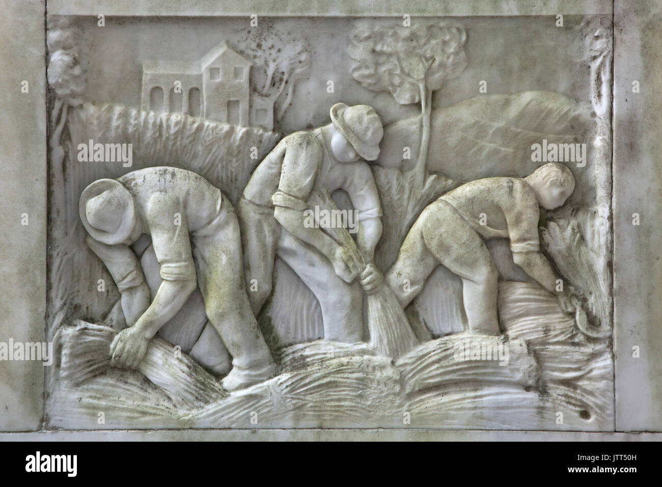 Ernte. Marmorrelief von italienischen Bildhauer Guido Galletti (1939) auf der Beerdigung Denkmal für die Croce Familie am Staglieno monumentale Friedhof (Cimitero monumentale di Staglieno in Genua, Ligurien, Italien. Stockfoto