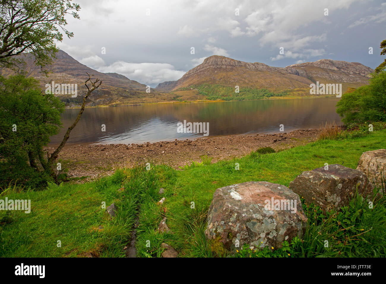 Landschaft dominiert von Loch Maree und Berge in Schottland Stockfoto