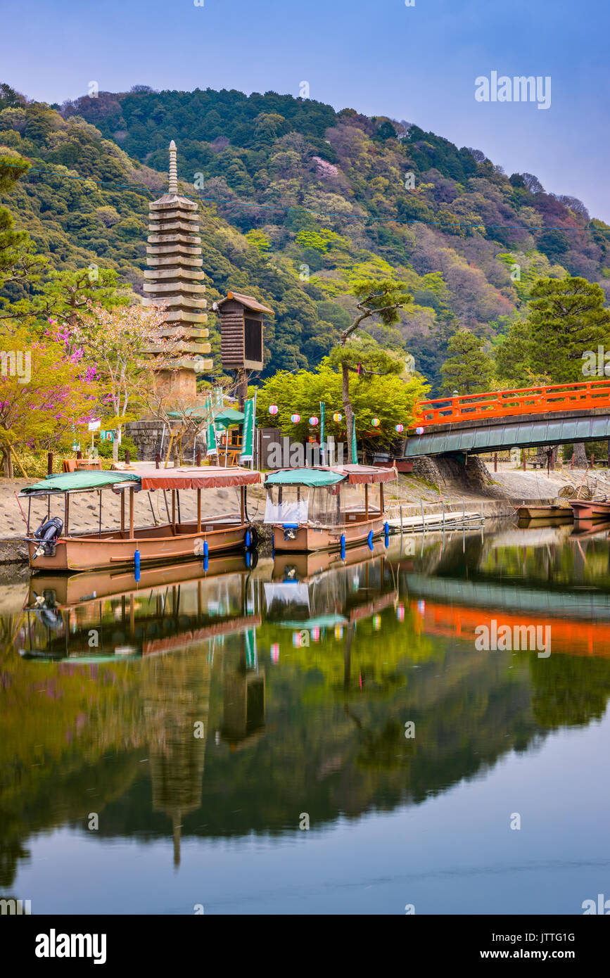 Uji, Kyoto, Japan am Fluss Uji und dreizehn stockwerkartig Pagode. Stockfoto