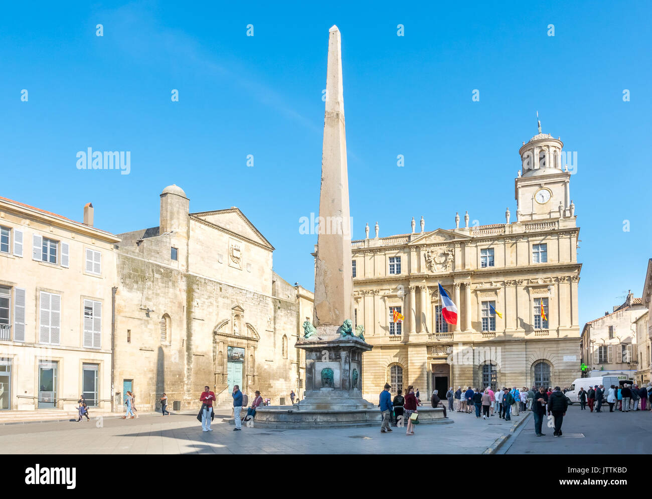 ARLES, Frankreich - 12. April: Center Square von Arles in Frankreich, Place de la Republique Monument der Säule in der Mitte des Platzes, am 12. April 2017. Stockfoto