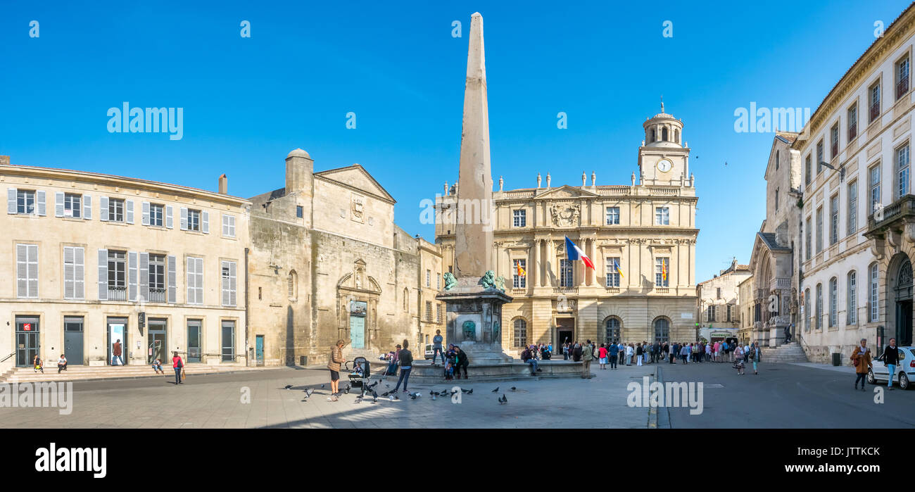 ARLES, Frankreich - 12. April: Center Square von Arles in Frankreich, Place de la Republique Monument der Säule in der Mitte des Platzes, am 12. April 2017. Stockfoto