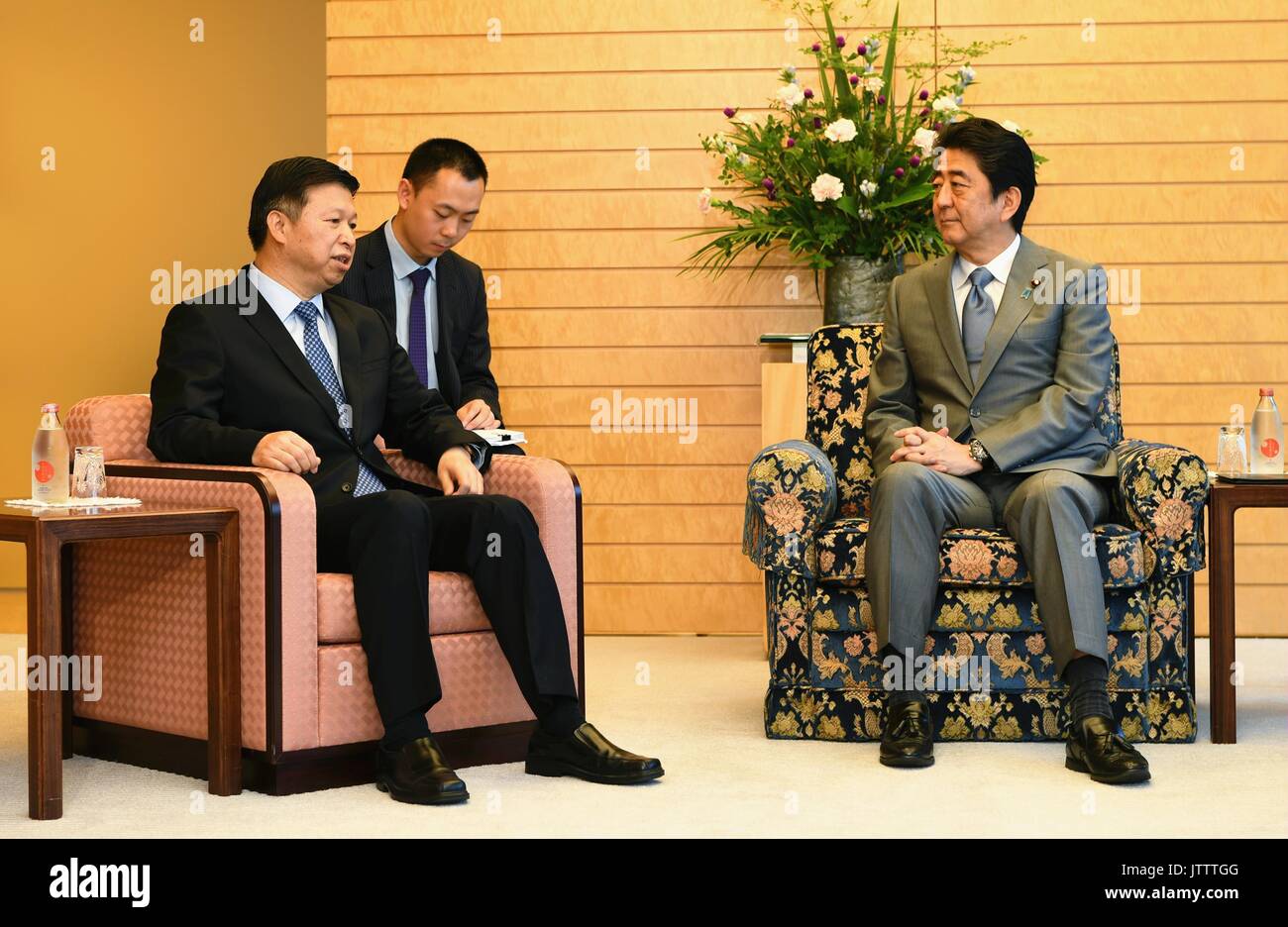 Tokio, Japan. 8 Aug, 2017. Der japanische Ministerpräsident und der Liberalen Demokratischen Partei Präsident Shinzo Abe trifft sich mit Song Tao (L), Leiter der internationalen Abteilung der Kommunistischen Partei Chinas Zentralausschuss in Tokio, Japan, August 8, 2017. Credit: Hua Yi/Xinhua/Alamy leben Nachrichten Stockfoto