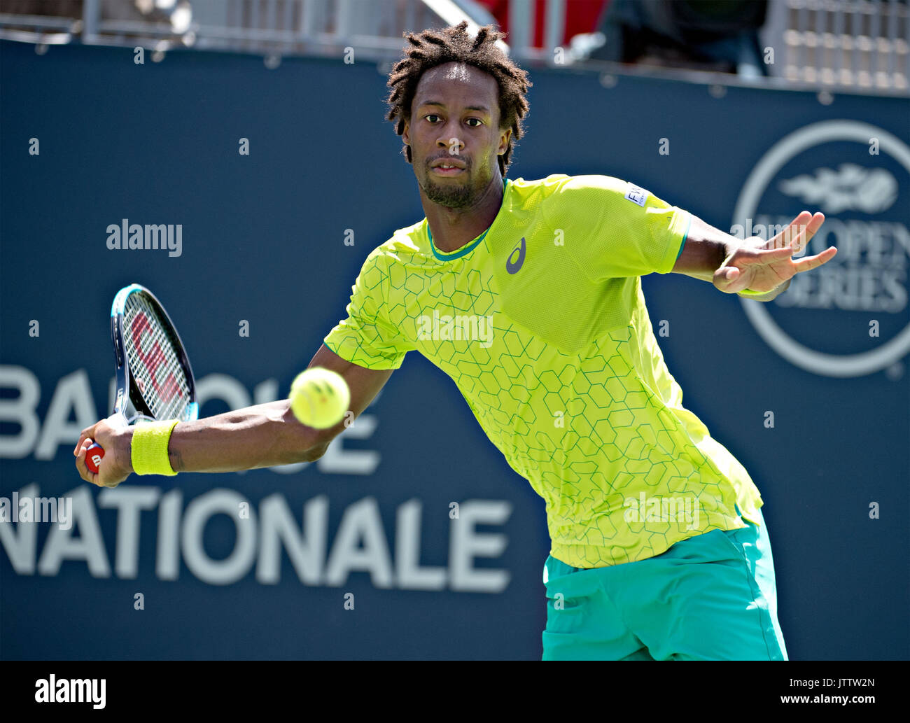 Montreal, Kanada. 9 Aug, 2017. Gael Monfils von Frankreich schlägt die Kugel zu Kei Nishikori von Japan in der zweiten Runde in der Rogers Cup Turnier in Montreal, Kanada, am Aug 9, 2017. Credit: Andrew Soong/Xinhua/Alamy leben Nachrichten Stockfoto