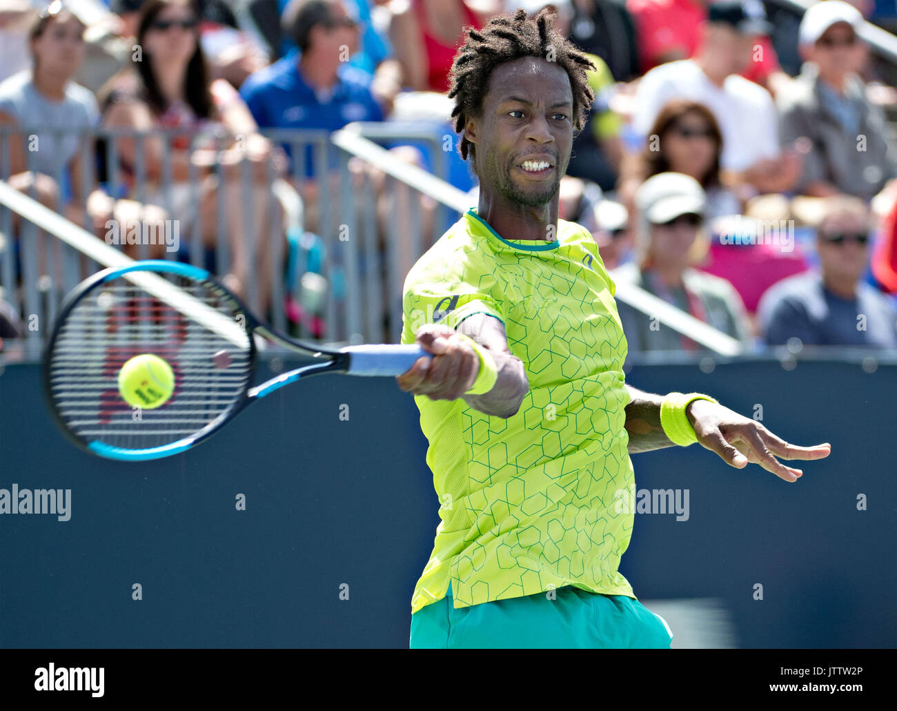 Montreal, Kanada. 9 Aug, 2017. Gael Monfils von Frankreich schlägt die Kugel zu Kei Nishikori von Japan in der zweiten Runde in der Rogers Cup Turnier in Montreal, Kanada, am Aug 9, 2017. Credit: Andrew Soong/Xinhua/Alamy leben Nachrichten Stockfoto