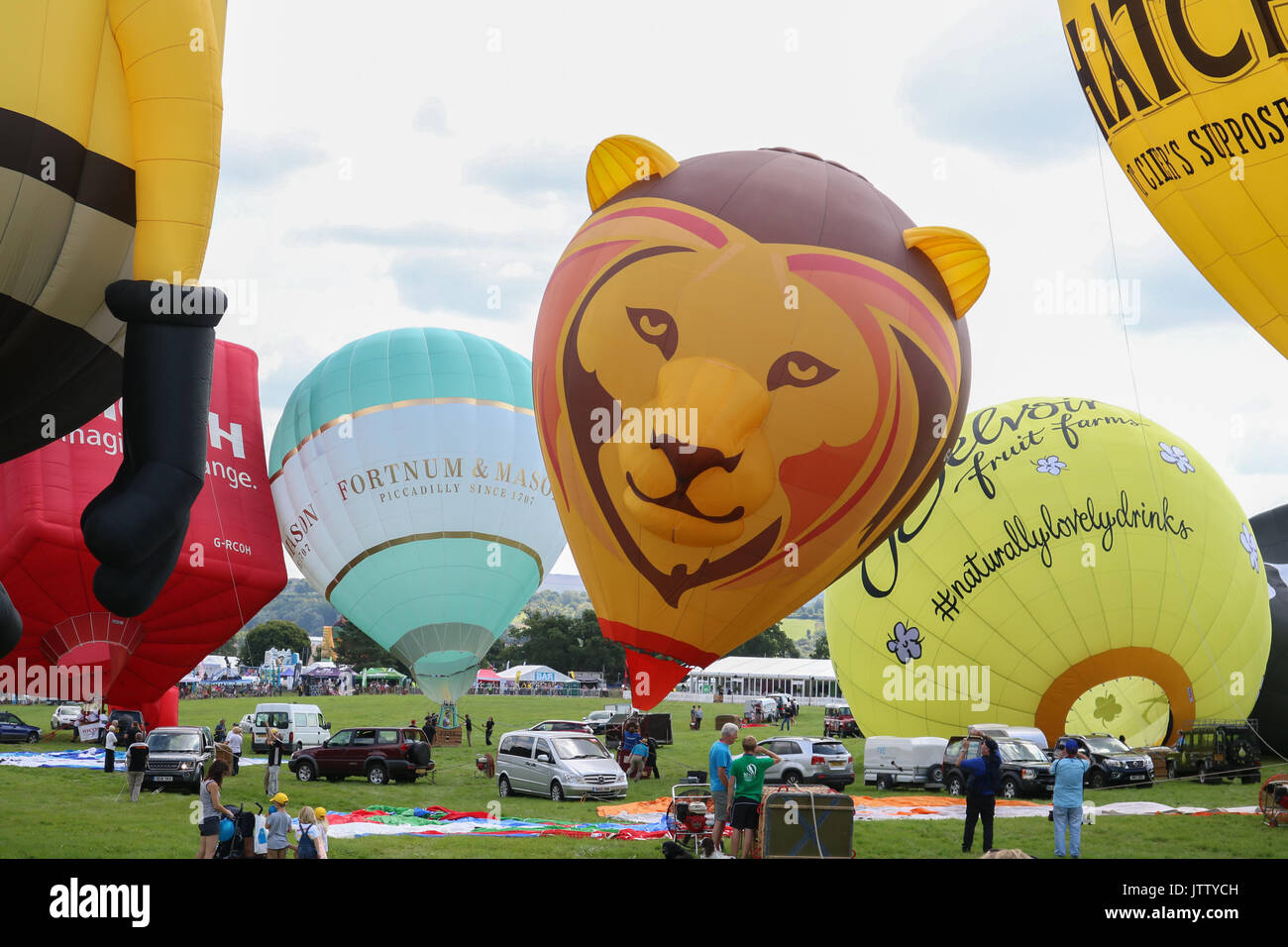 Bristol, UK. 10 Aug, 2017. Die ballonfahrer bereiten im Bristol International Balloon Fiesta zu starten, während mehr als 100 Ballons in den Himmel über der Stadt Bristol Credit: Amer ghazzal/Alamy leben Nachrichten Stockfoto