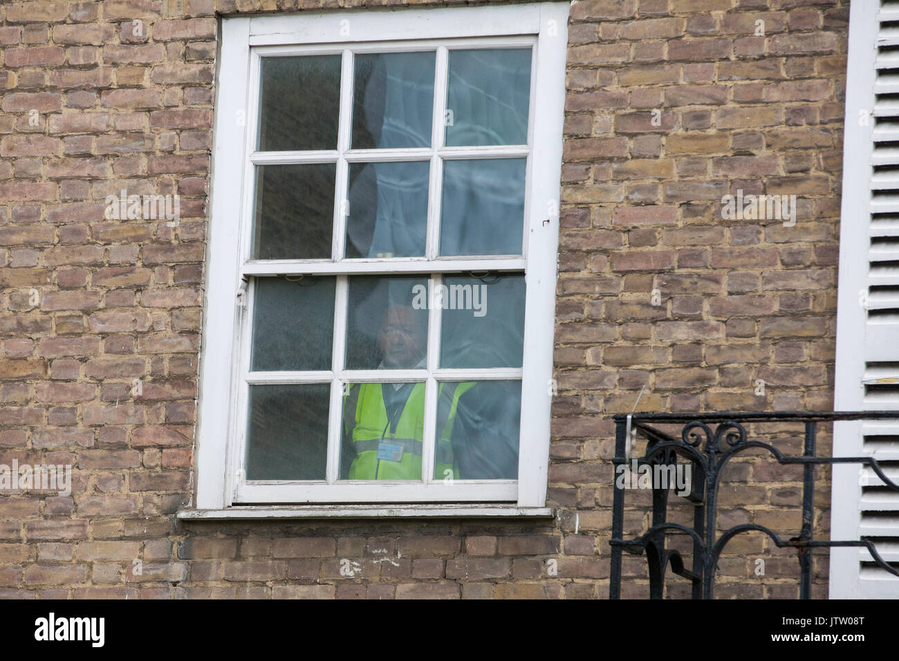 London, Großbritannien. 10 August, 2017. Ein Wachmann in Duke's Lodge in Holland Park, eine leer stehende Wohnung Block geglaubt, von der christlichen Candy Guernsey Besitz-basierte CPC-Gruppe. Credit: Mark Kerrison/Alamy leben Nachrichten Stockfoto