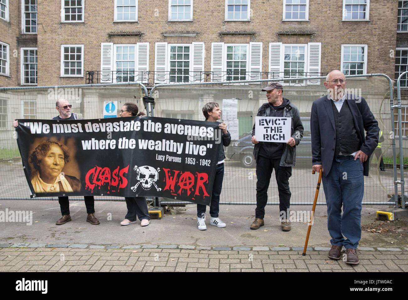 London, Großbritannien. 10 August, 2017. Aktivisten aus der Klasse Krieg Protest außerhalb der Duke's Lodge in Holland Park, eine leer stehende Wohnung Block geglaubt, von der christlichen Candy Guernsey Besitz-basierte CPC-Gruppe, Aufmerksamkeit für den sozialen Wohnungsbau durch ehemalige Bewohner der Grenfell Block in North Kensington auszuarbeiten. Credit: Mark Kerrison/Alamy leben Nachrichten Stockfoto