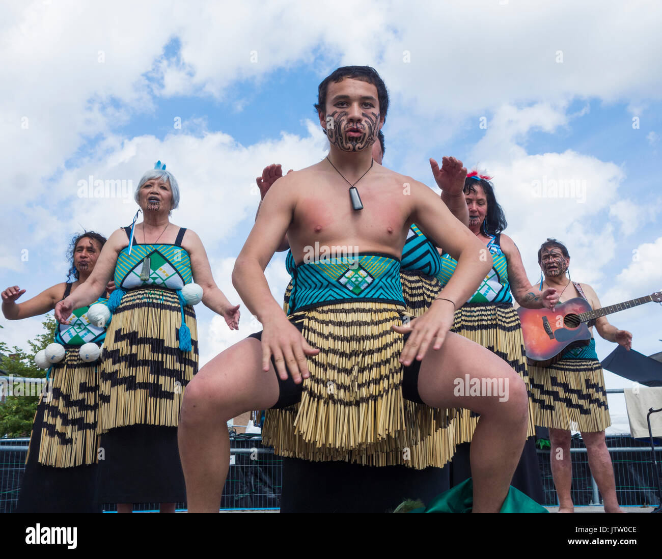 Maori Tänzer aus Neuseeland Durchführung der Haka in Billingham internationale Folklore Festival. Großbritannien Stockfoto