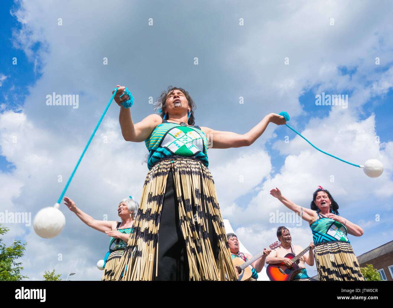 Billingham, North East England, UK, 10 August, 2017. UK Wetter: Sonne wie die Te Rerenga o te Ra Kapa Haka Dance Company aus Neuseeland geben eine improvisierte Performance für Käufer, wie sie für die Billingham Internationale Folklore Festival der Welt Dance (12-19 August), der nun in seinem 43. Jahr einstudieren. Tanzgruppen aus der ganzen Welt teilnehmen. Credit: ALAN DAWSON/Alamy leben Nachrichten Stockfoto