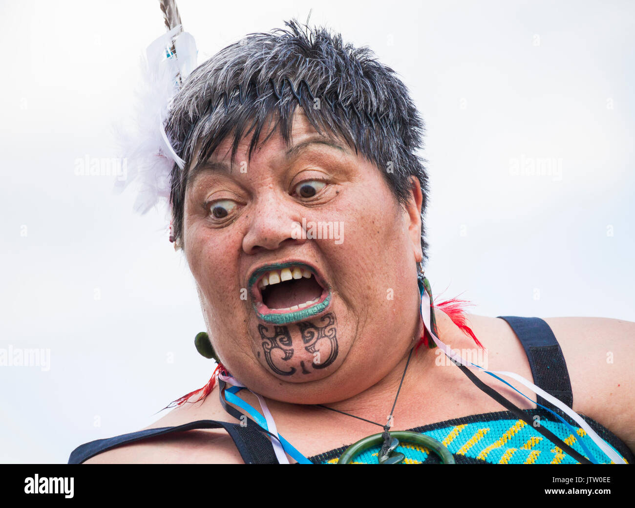 Maori Tänzer aus Neuseeland Durchführung der Haka in Billingham internationale Folklore Festival. Großbritannien Stockfoto