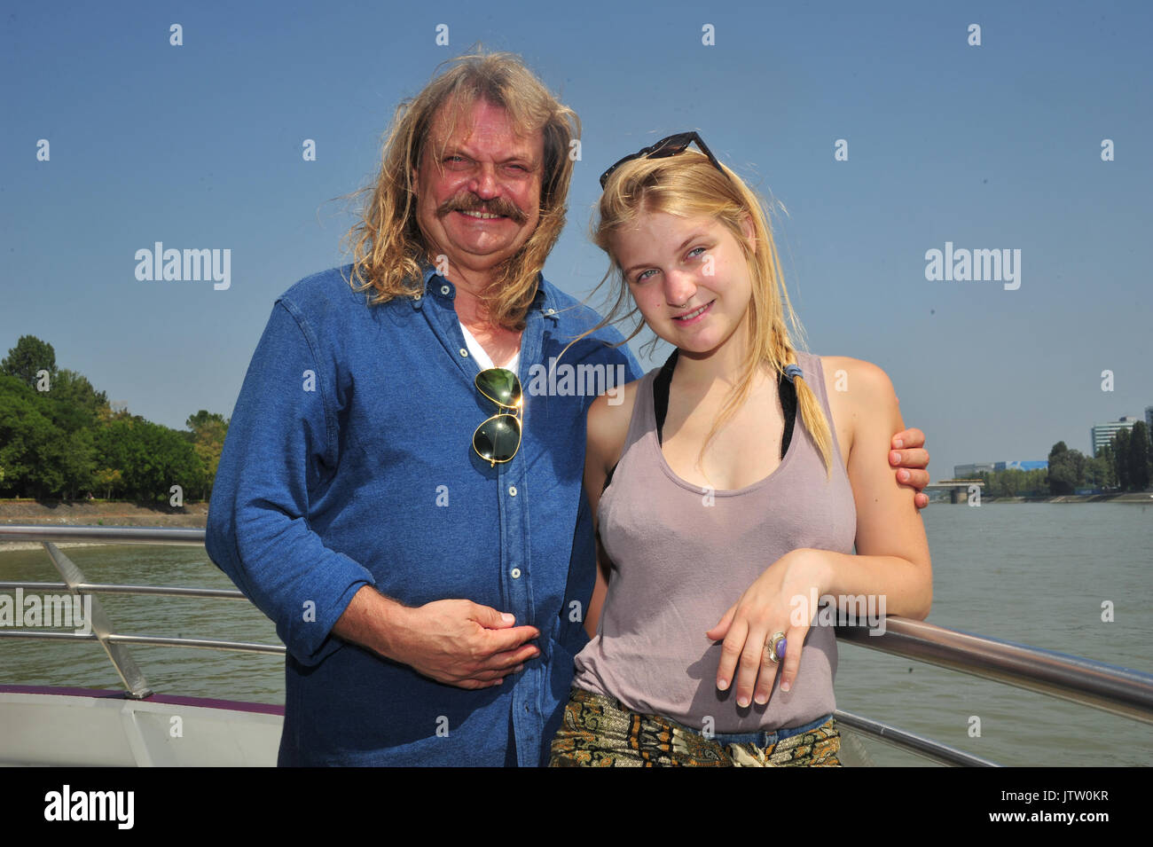 Budapest, Ungarn. 09 Aug, 2017. Musiker, Komponist und Sänger Leslie Mandoki (L) posiert für die Kamera mit der Sängerin Julia Mandoki auf einem Schiff auf der Donau in der Nähe von Budapest, Ungarn, 09. August 2017. Julia durchgeführt, die mit ihrem Vater Leslie Madoki und die Band Man Doki Soulmates an der "Flügel der Freiheit" Konzert in Budapest, Ungarn, am 8. August 2017. Foto: Ursula Düren/dpa/Alamy leben Nachrichten Stockfoto