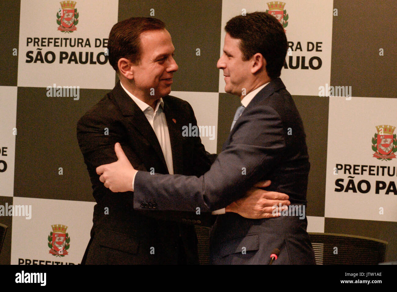 SÃO PAULO, SP - 10.08.2017: DÓRIA EMPFÄNGT MINISTER DER STÄDTE - Der Bürgermeister João Dória Jr, heute Morgen (10) Bruno Araujo, Minister der Städte. Die beiden kündigte ein Paket mit vier wichtige Maßnahmen auf Wohnraum in der Stadt São Paulo. Unter den Ankündigungen ist es, die Freigabe von Bundesmitteln für Piste containment funktioniert. (Foto: Caio Rocha/Fotoarena) Stockfoto