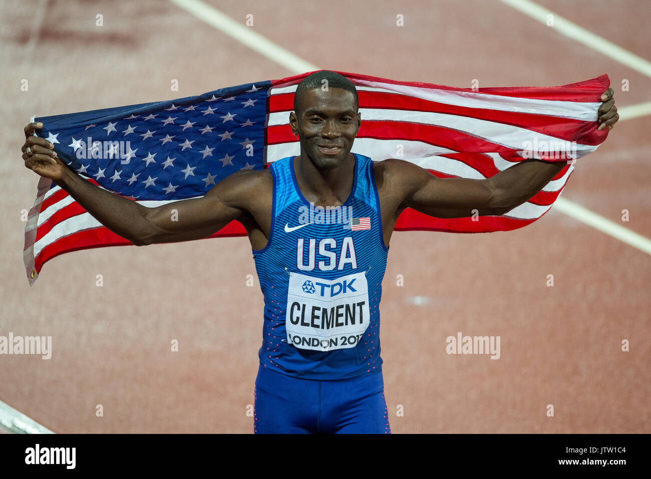 London, Großbritannien. 09 Aug, 2017. Kerron CLEMENT USA wirft mit der Flagge nach dem Gewinn der Bronzemedaille in einer Zeit von 48.52 während der IAAF Leichtathletik WM Tag 6 bei den Olympischen Park, London, England am 9. August 2017. Foto von Andy Rowland. Credit: Andrew Rowland/Alamy leben Nachrichten Stockfoto
