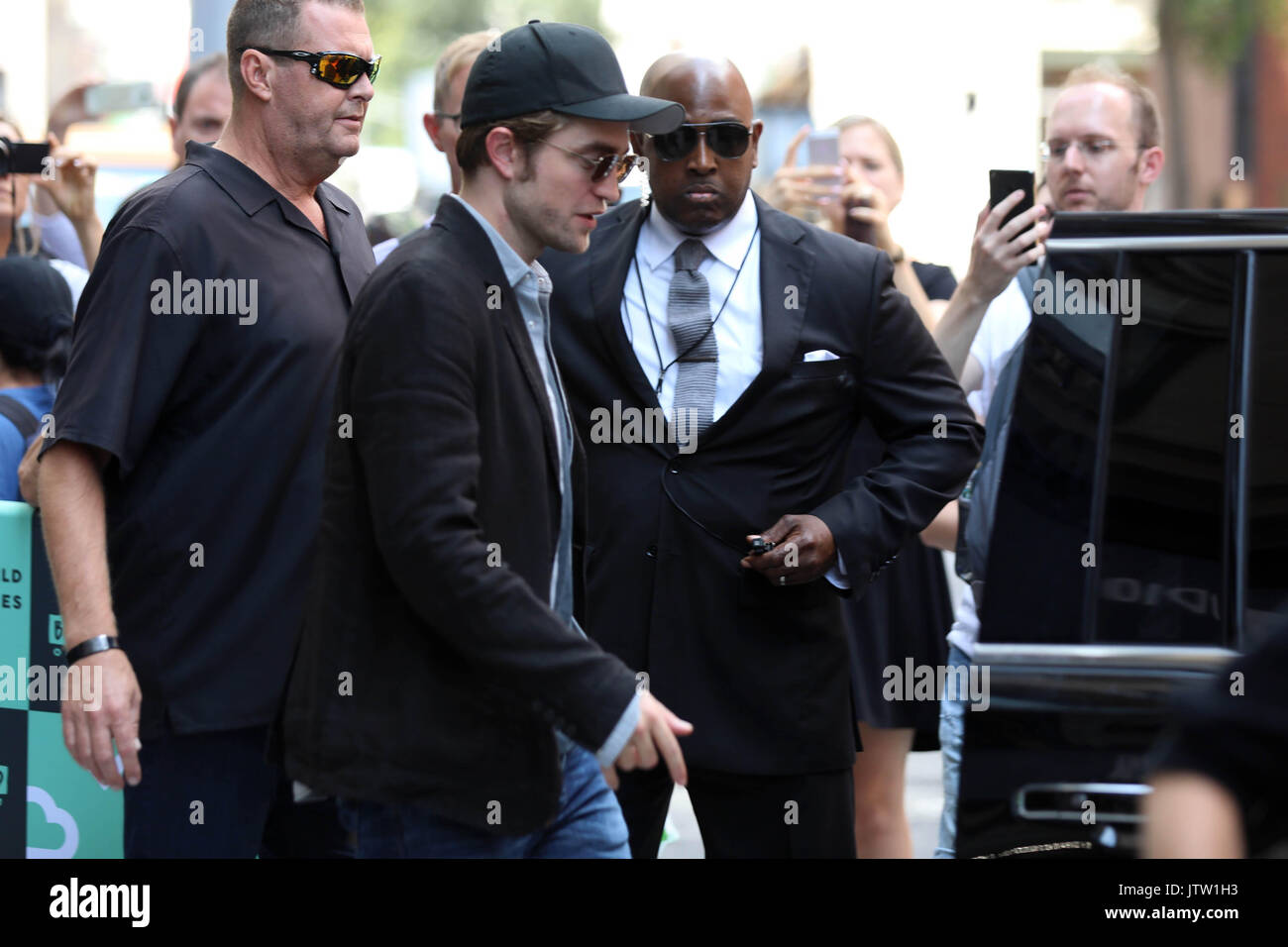 New York, Brasilien. 10 Aug, 2017. Der britische Schauspieler Robert Pattinson ist in Nolita auf die Insel Manhattan in New York in den Vereinigten Staaten dieses Donnerstag, 10. Credit: Brasilien Foto Presse/Alamy leben Nachrichten Stockfoto