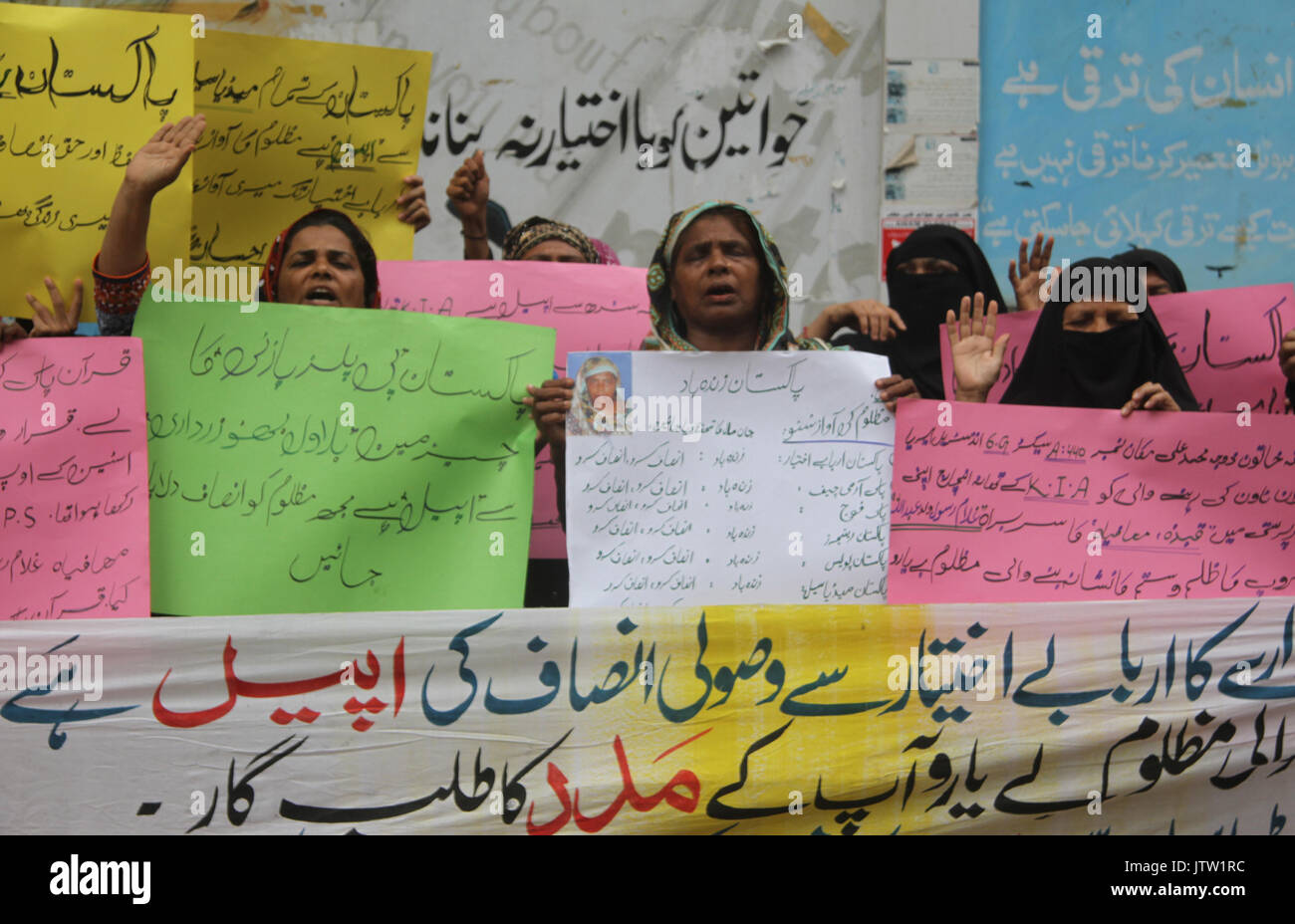 Bewohner von Korangi Industriegebiet holding Protestdemonstration gegen die Mafia, außerhalb Karachi Press Club am Donnerstag, 10. August 2017. Stockfoto