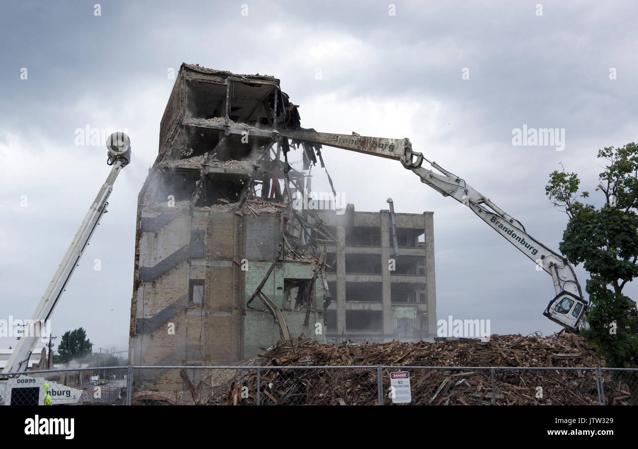 Manitowoc, WI, USA, 10 Aug, 2017, Kran beginnt der letzte Abschnitt Milko Aluminiumfabrik zu ziehen, wichtiger Arbeitgeber für ein Jahrhundert und weltweit führend in der Aluminium Kochgeschirr, geschlossen seit 2003. Credit: Jerome Wilson/Alamy leben Nachrichten Stockfoto