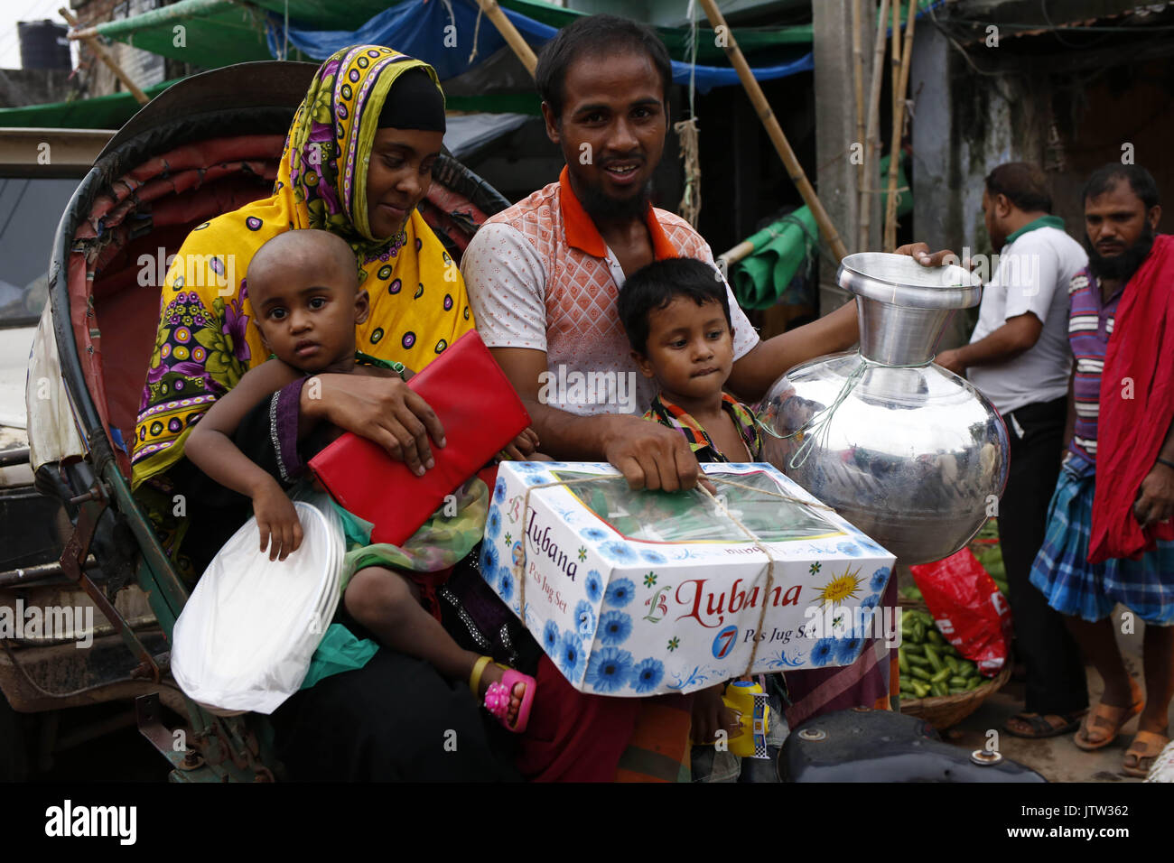 Dhaka, Bangladesch. 10 Aug, 2017. Eine Familie reisen durch eine Rikscha mit vielen Gütern an Hand in Dhaka. Quelle: Md. mehedi Hasan/ZUMA Draht/Alamy leben Nachrichten Stockfoto