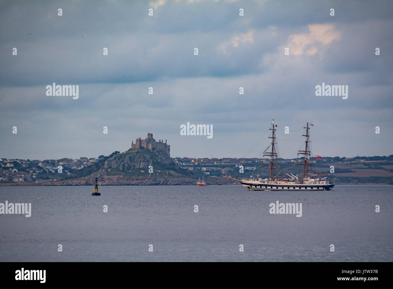 Die Mounts Bay, Cornwall, UK. 10. August 2017. UK Wetter. Die Tall Ship Stavros S Niarchos machen ihren Weg in Penzance, in ruhige See nach einem feinen Tag für die meisten von Cornwall. Foto: Simon Maycock/Alamy leben Nachrichten Stockfoto