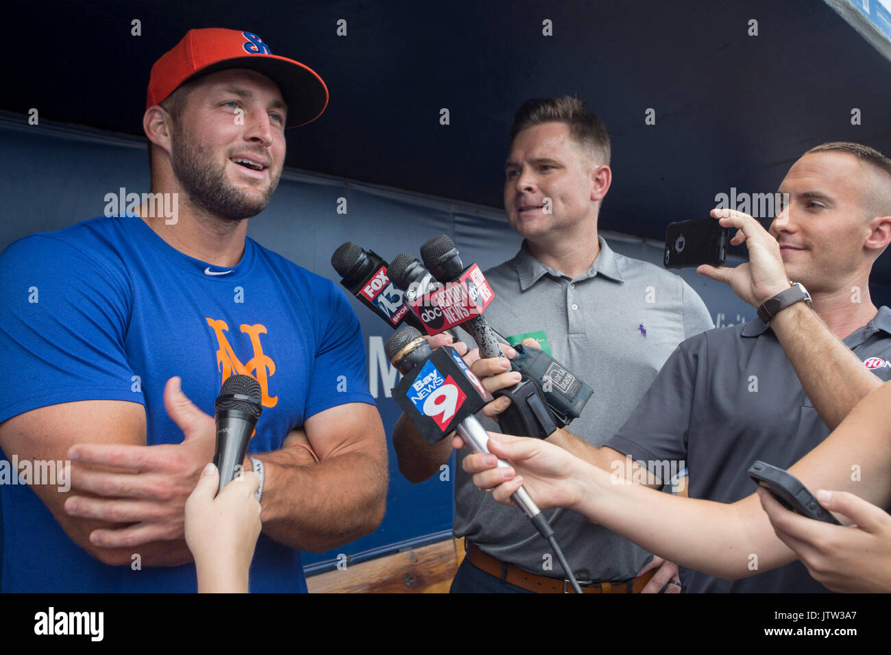 Florida, USA. 10 Aug, 2017. CHARLIE KAIJO | Zeiten. Tim Tebow beantwortet Fragen für die Medien während einer Pressekonferenz im Steinbrenner Field Tampa, Fla. am Donnerstag, 10. August 2017. Credit: Charlie Kaijo/Tampa Bay Zeiten/ZUMA Draht/Alamy leben Nachrichten Stockfoto Florida, USA. 10 Aug, 2017. CHARLIE KAIJO | Zeiten. Tim Tebow beantwortet Fragen für die Medien während einer Pressekonferenz im Steinbrenner Field Tampa, Fla. am Donnerstag, 10. August 2017. Credit: Charlie Kaijo/Tampa Bay Zeiten/ZUMA Draht/Alamy leben Nachrichten Stockfoto