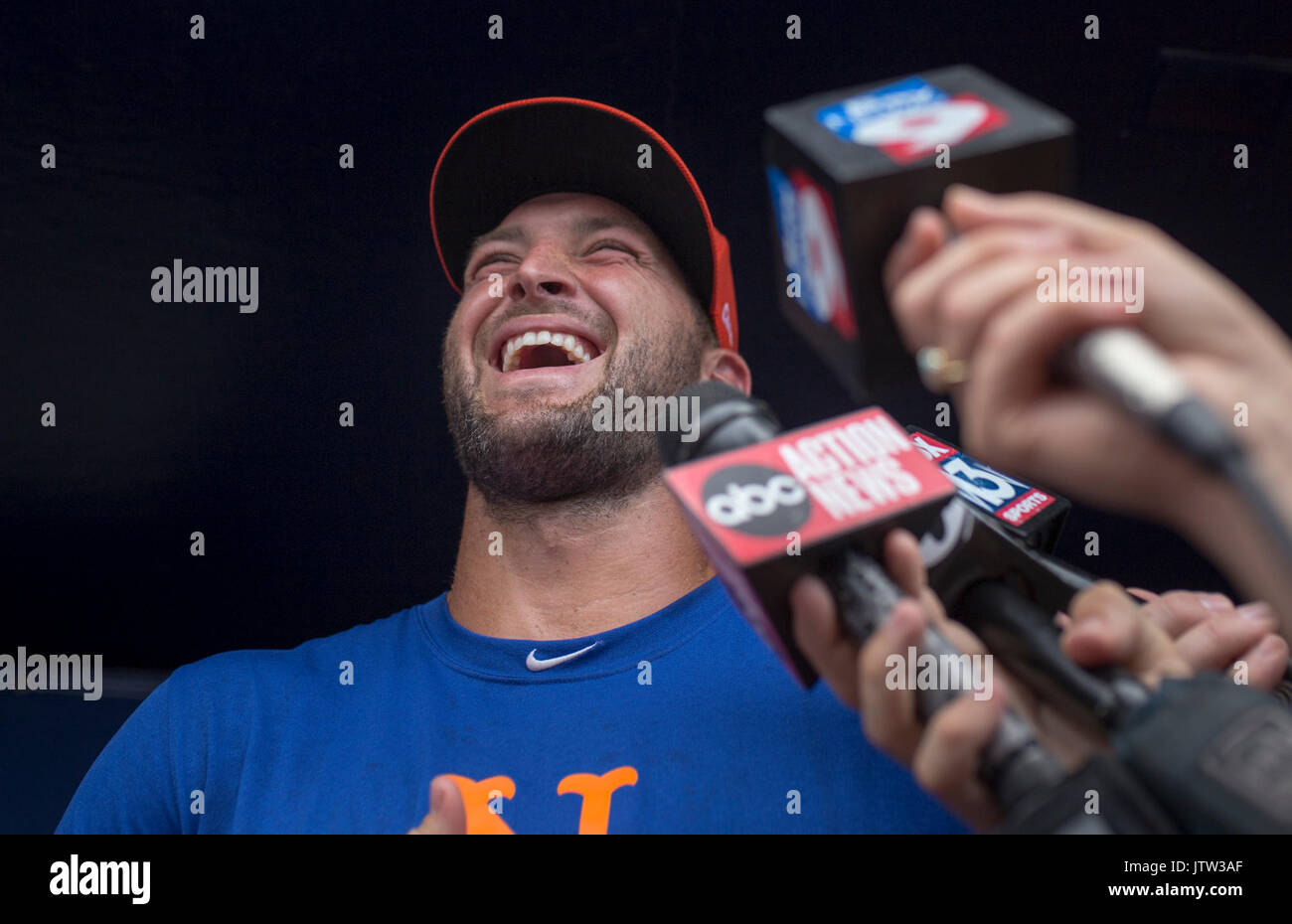 Florida, USA. 10 Aug, 2017. CHARLIE KAIJO | Zeiten. Tim Tebow beantwortet Fragen für die Medien während einer Pressekonferenz im Steinbrenner Field Tampa, Fla. am Donnerstag, 10. August 2017. Credit: Charlie Kaijo/Tampa Bay Zeiten/ZUMA Draht/Alamy leben Nachrichten Stockfoto Florida, USA. 10 Aug, 2017. CHARLIE KAIJO | Zeiten. Tim Tebow beantwortet Fragen für die Medien während einer Pressekonferenz im Steinbrenner Field Tampa, Fla. am Donnerstag, 10. August 2017. Credit: Charlie Kaijo/Tampa Bay Zeiten/ZUMA Draht/Alamy leben Nachrichten Stockfoto