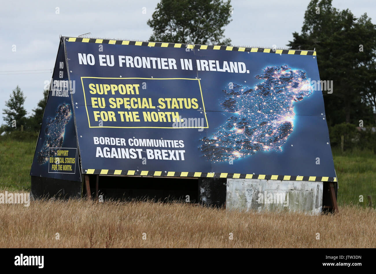 Newry, Nordirland. 10. August 2017. Ein anti Brexit Zeichen ist an der Grenze zwischen der Republik Irland und Nordirland außerhalb von Newry, Co unten gesehen. Credit: Laura Hutton/Alamy Leben Nachrichten. Stockfoto