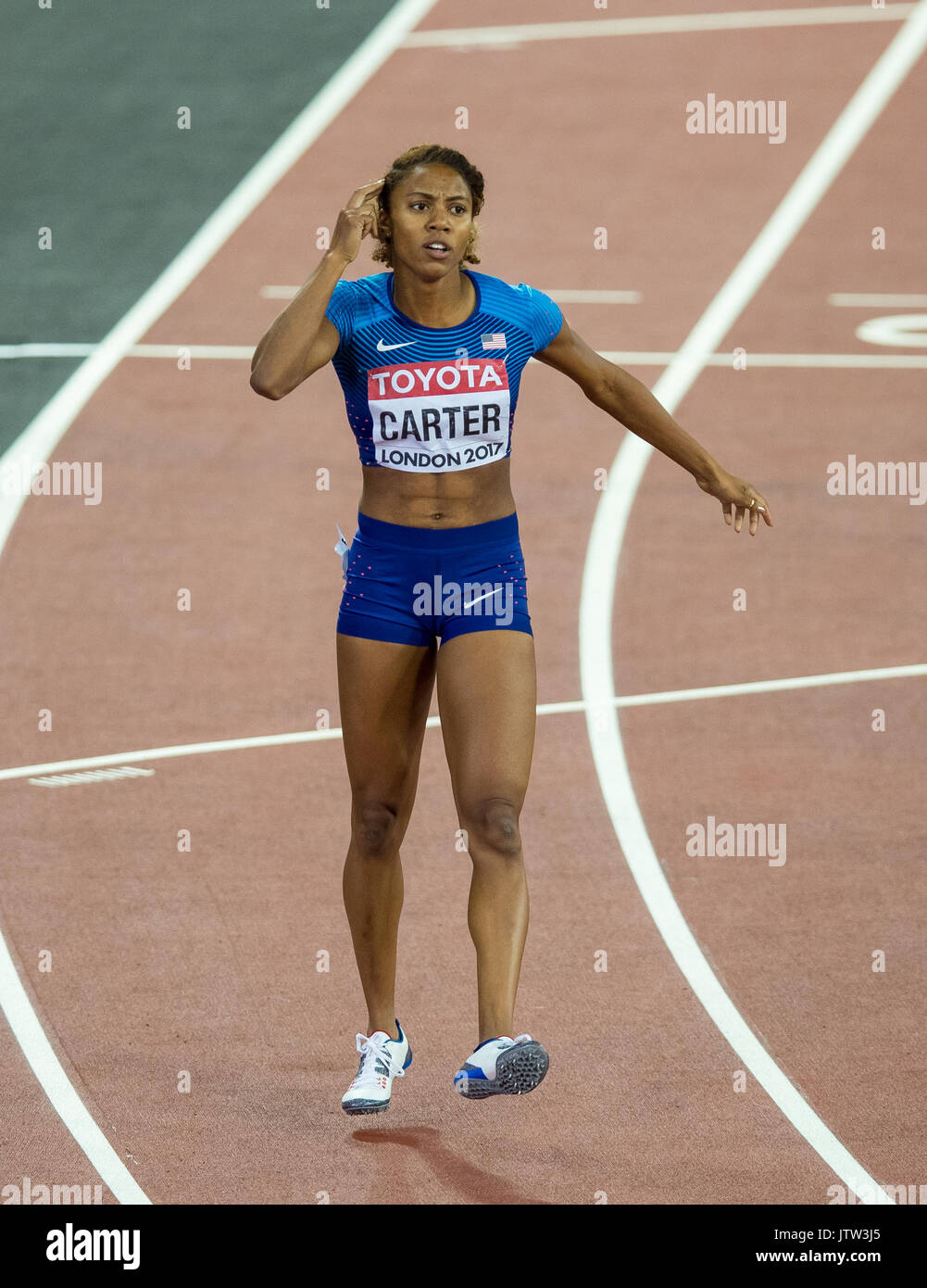 London, Großbritannien. 10 August, 2017. Kori Carter von USA nach ihrem 400m Hürden Gold während der IAAF Leichtathletik WM 2017 - Tag 7 bei den Olympischen Park, London, England am 10. August 2017. Foto von Andy Rowland. Credit: Andrew Rowland/Alamy leben Nachrichten Stockfoto