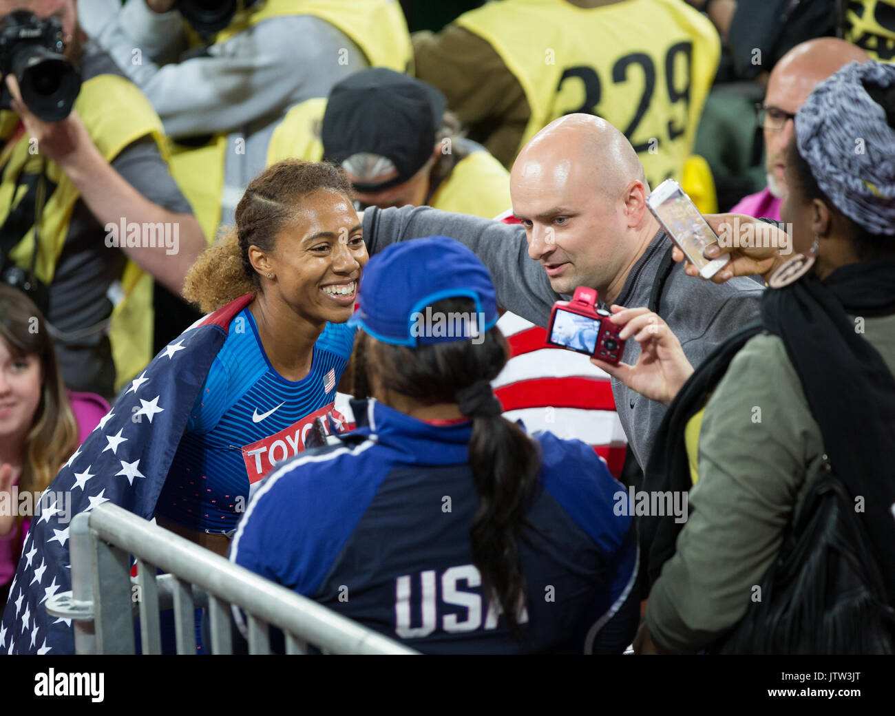 London, Großbritannien. 10 August, 2017. Kori Carter von USA feiert Gold gewinnen in den 400m Hürden während der IAAF Leichtathletik WM 2017 - Tag 7 bei den Olympischen Park, London, England am 10. August 2017. Foto von Andy Rowland. Credit: Andrew Rowland/Alamy leben Nachrichten Stockfoto