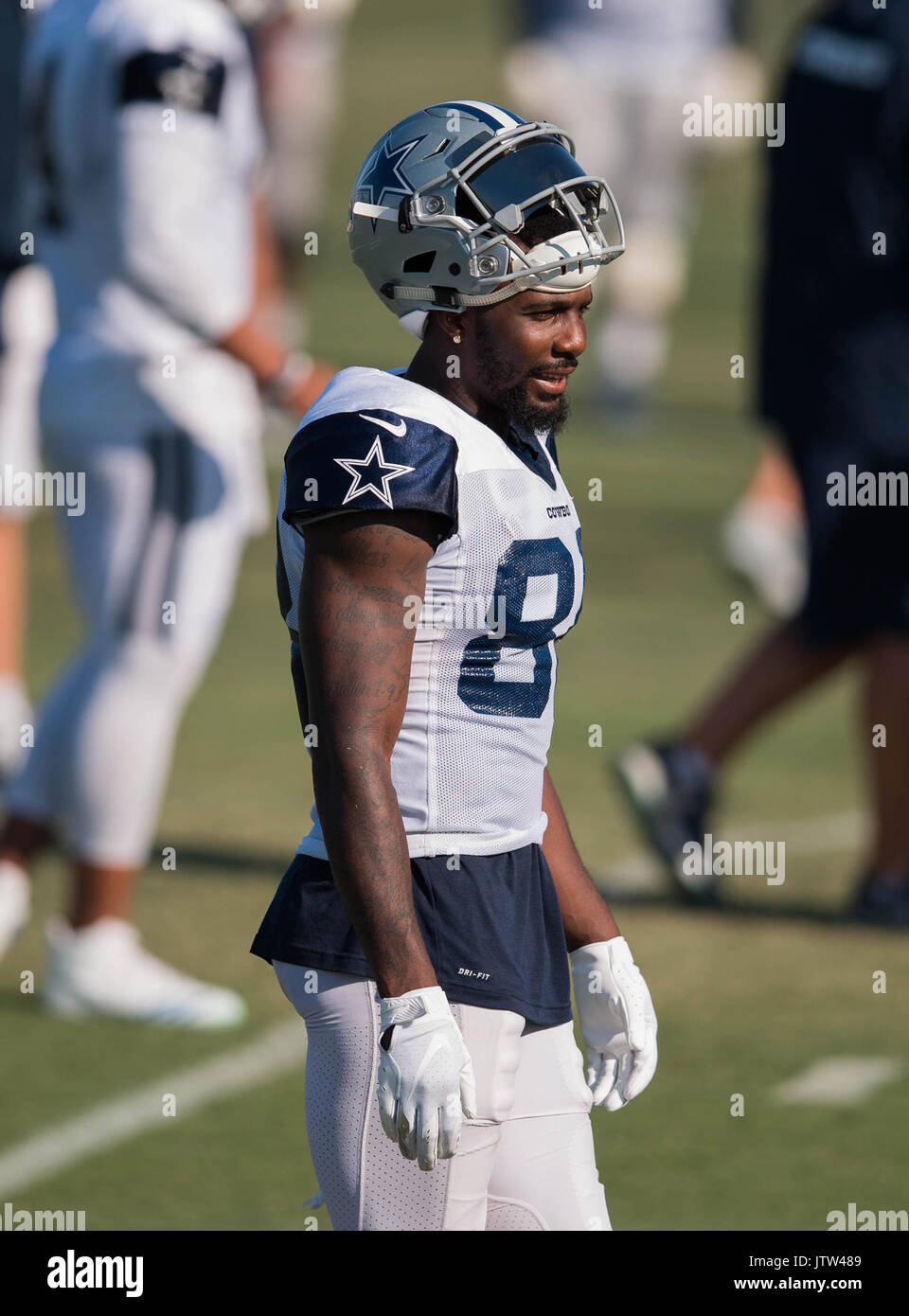 August 08, 2017 Oxnard, CA. Dallas Cowboys Empfänger (88) Dez Bryant hat einige lustige Unterhaltung mit den rookies während der Praxis am Dienstag, 8. August 2017 in Oxnard, Kalifornien. (Mandatory Credit: Juan Lainez/MarinMedia.org/Cal Sport Media) (Komplette Fotograf und Kreditkarte erforderlich) Stockfoto