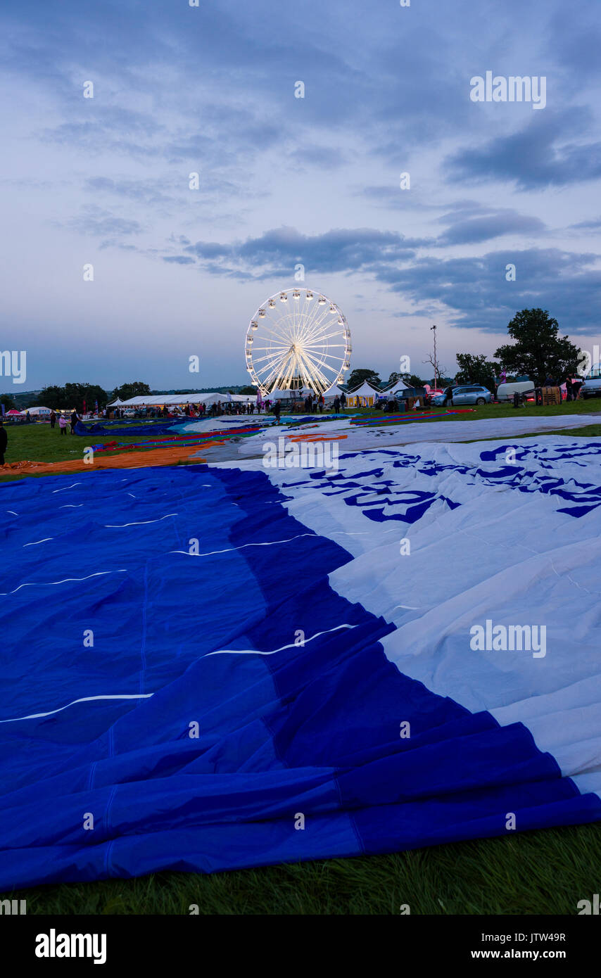 Luftballons für die Nacht leuchten im Bristol Balloon Fiesta an Ashton Hof, Bristol, England stattfindet, vorbereitet. Stockfoto
