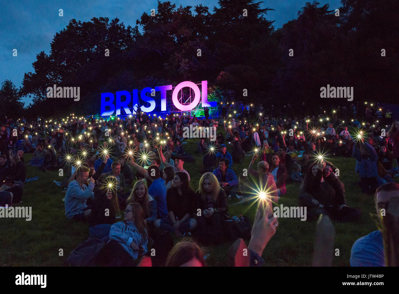 Die Menge winken ihre Telefone, während für die Nacht leuchten im Bristol Balloon Fiesta an Ashton Hof, Bristol, England zu starten. Stockfoto