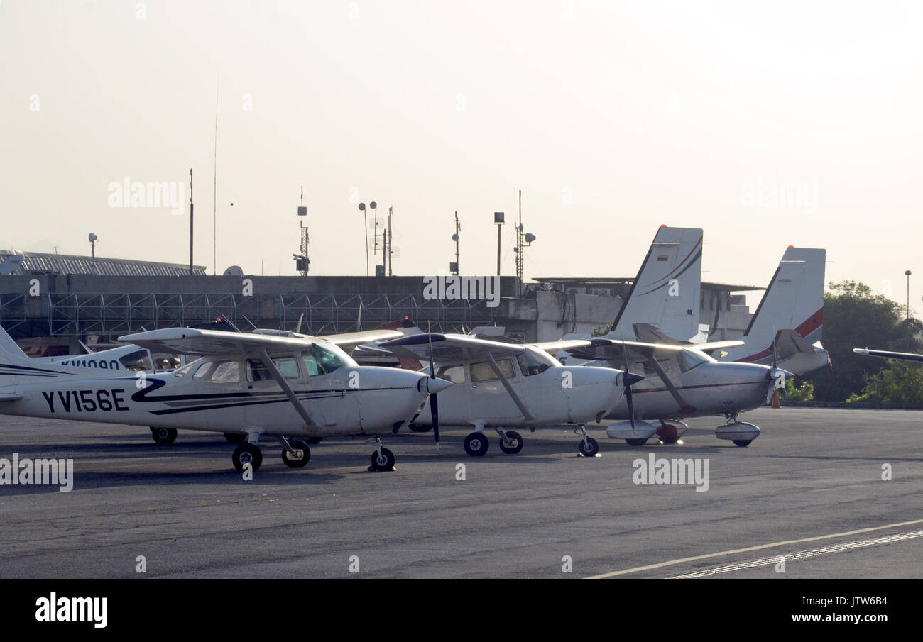 Caracas, Venezuela. 06 Apr, 2017. Private Jets sind die Parkplätze am Oscar Machado Zuloaga Airport in der Nähe von Caracas, Venezuela, 06. April 2017. Trotz der anhaltenden Krise in Venezuela hat noch 7 - Die meisten privaten Strahlen in der Welt; einige sind Fliegen nach Miami für Einkaufsbummel. Foto: Georg Ismar/dpa/Alamy leben Nachrichten Stockfoto