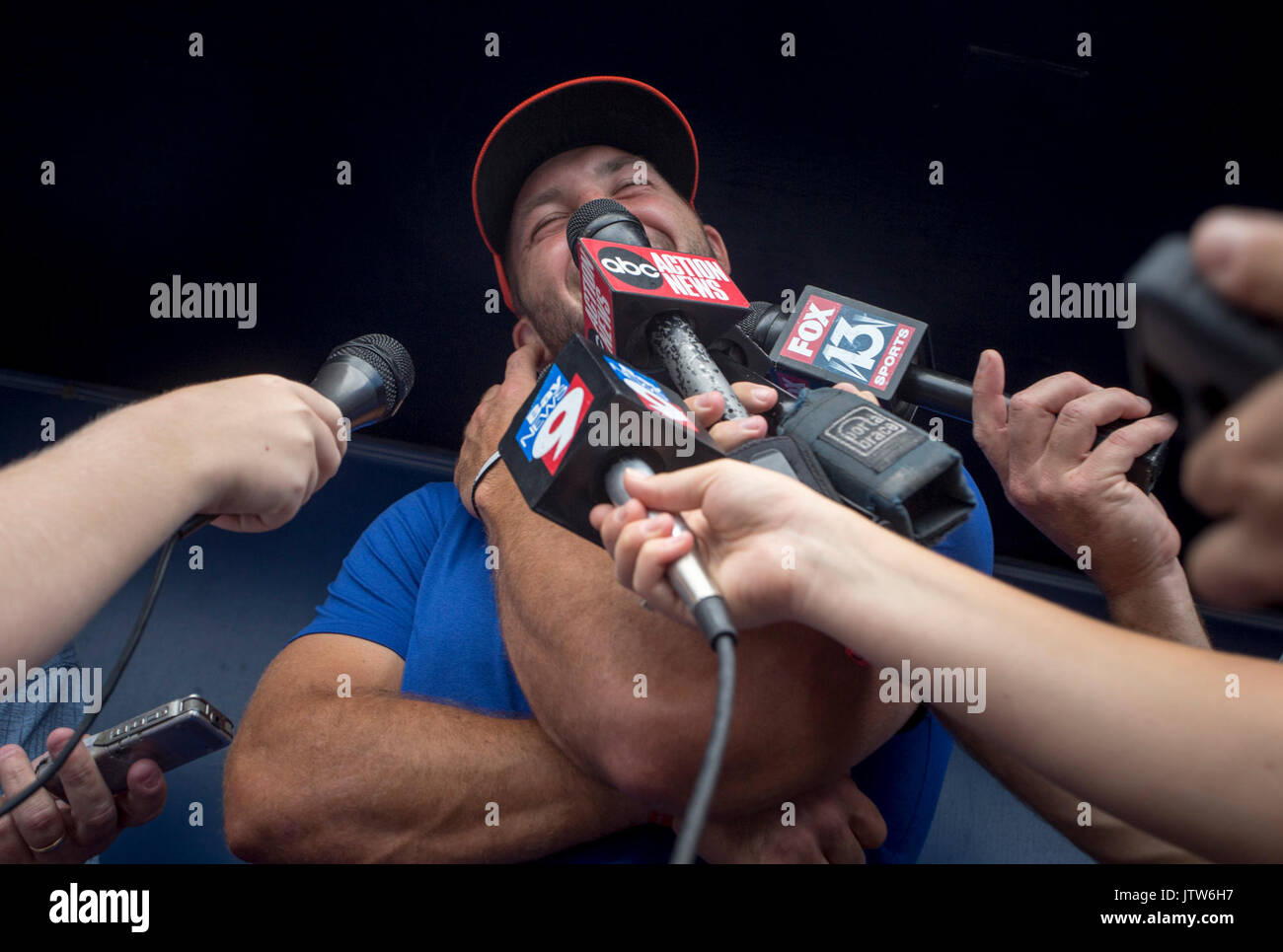 Florida, USA. 10 Aug, 2017. CHARLIE KAIJO | Zeiten. Tim Tebow beantwortet Fragen für die Medien während einer Pressekonferenz im Steinbrenner Field Tampa, Fla. am Donnerstag, 10. August 2017. Credit: Charlie Kaijo/Tampa Bay Zeiten/ZUMA Draht/Alamy leben Nachrichten Stockfoto Florida, USA. 10 Aug, 2017. CHARLIE KAIJO | Zeiten. Tim Tebow beantwortet Fragen für die Medien während einer Pressekonferenz im Steinbrenner Field Tampa, Fla. am Donnerstag, 10. August 2017. Credit: Charlie Kaijo/Tampa Bay Zeiten/ZUMA Draht/Alamy leben Nachrichten Stockfoto