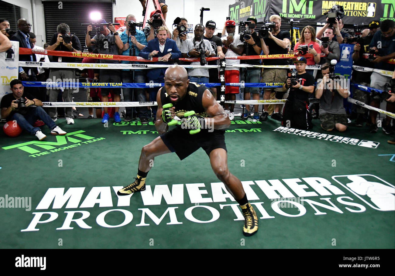 Floyd Mayweather Jr 10 Aug, 2017. setzt auf a2 hr Media Day workout Donnerstag an seiner Turnhalle in Las Vegas. Mayweather Jr. kämpfen gegen UFC fighter Ecke McGregor am 26. August an der T-Mobile Arena in Las Vegas. Fotos von Gene Blevins/LA DailyNews/SCNG/ZumaPress. Credit: Gene Blevins/ZUMA Draht/Alamy leben Nachrichten Stockfoto