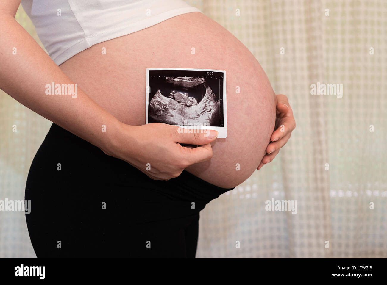 Schwangere Frau zeigen, Ultraschall, Baby Fotos, Baby kommt bald auf die Welt Stockfoto