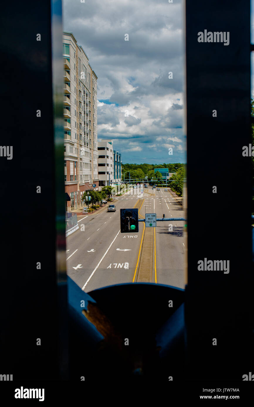 Über dem Chaos des Verkehrs Stockfoto