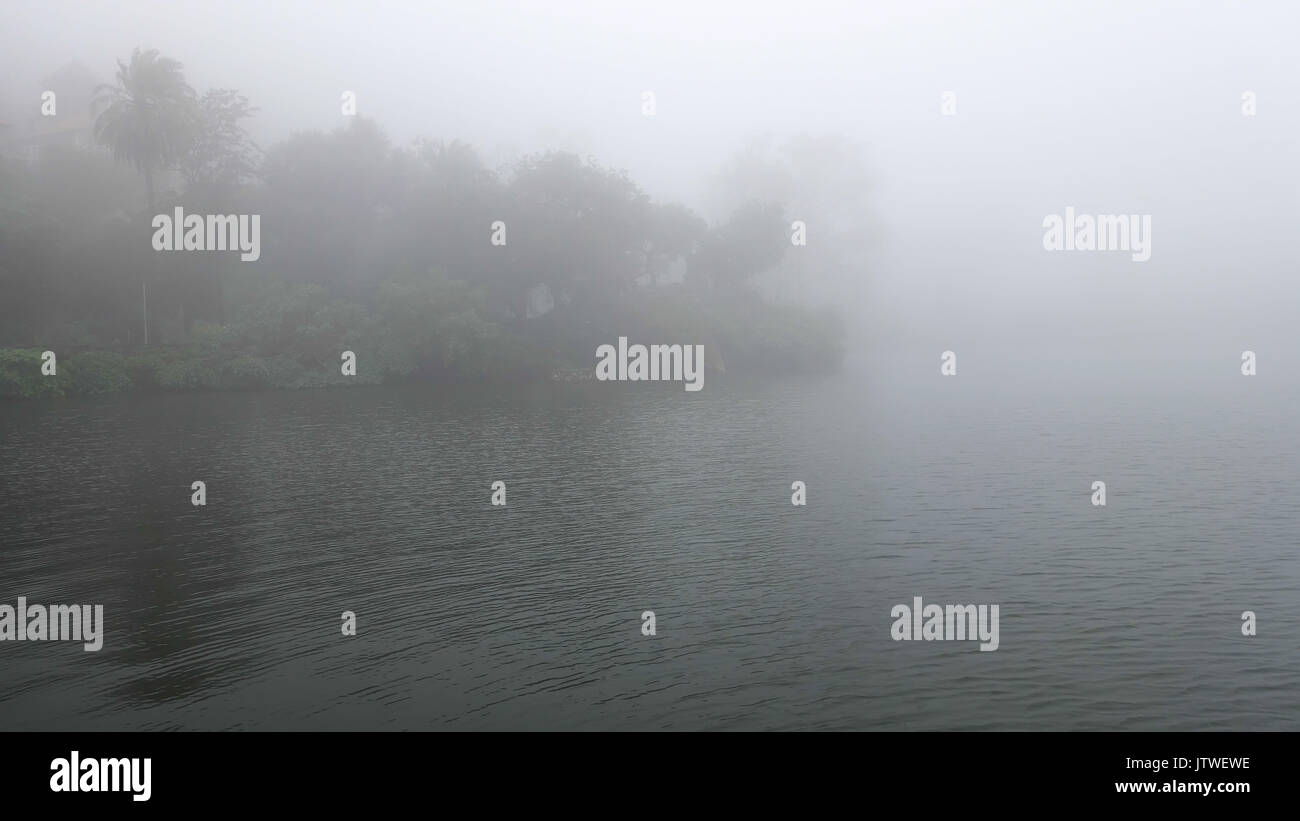 Ein Blick auf Nakki See mit Nebel und Wolken am Mount Abu, Rajasthan, Indien während der Monsunzeit Stockfoto