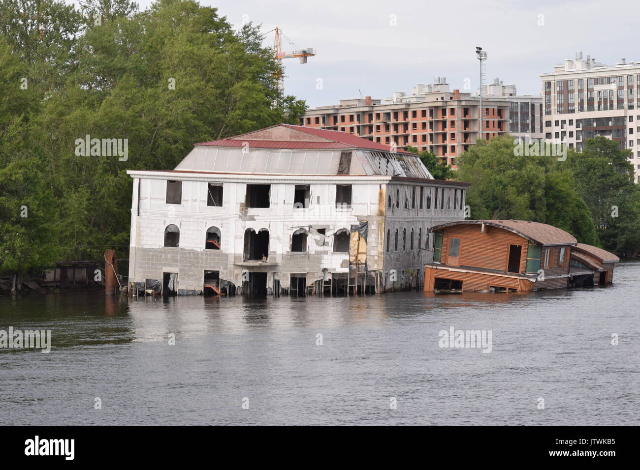 Einem verfallenen Gebäude entlang des Flusses Newa Stockfoto