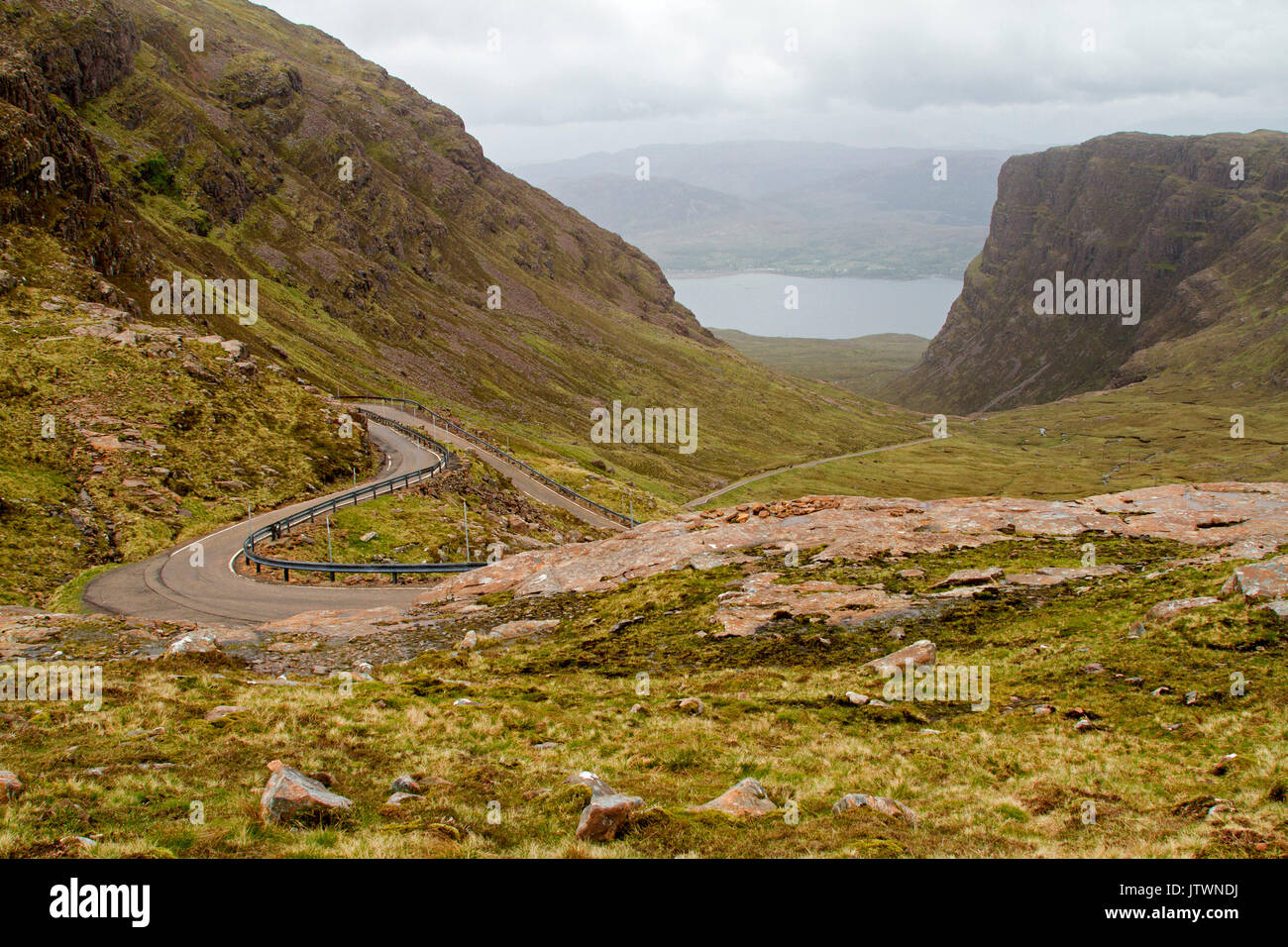 Und bergigen Landschaft mit engen, gewundenen Straße über das Vieh pass-Bealach Na Ba, in den schottischen Highlands Stockfoto