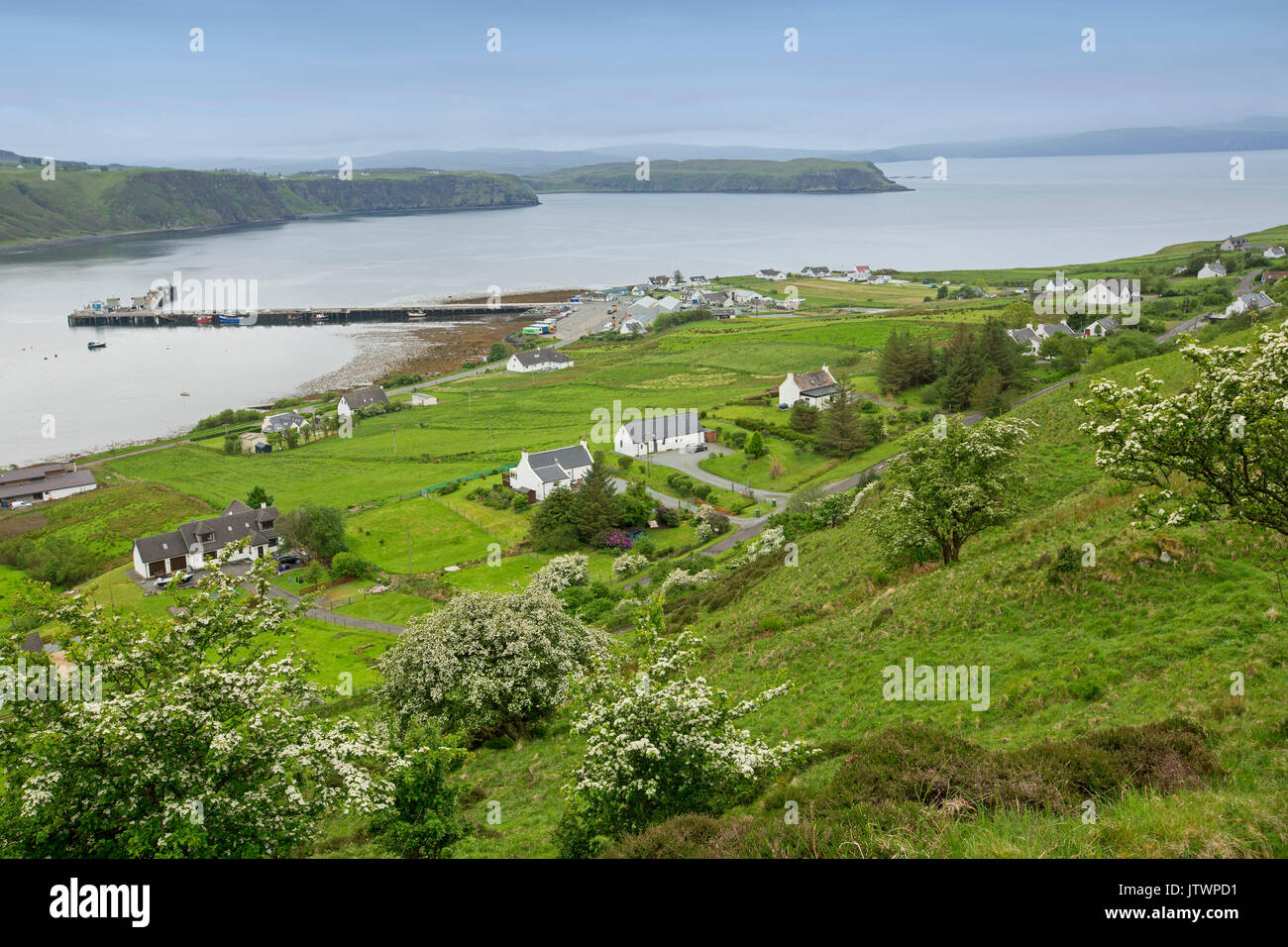 Weiten Blick, vom hohen Aussichtspunkt, der Stadt und den Hafen von Hügeln und Bergen im Uig, Isle of Skye, Schottland umgeben Stockfoto