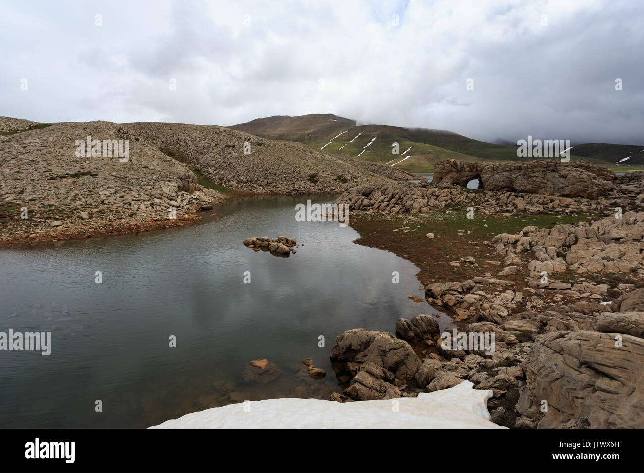 Horizontale Schuß von Bergsee Schuß auf bewölkten Tag Stockfoto