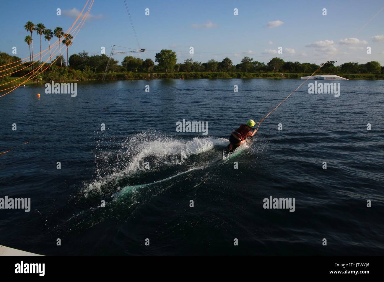 Mädchen auf Kneeboard, Zog in den See per Kabel in einem hellen, sonnigen Nachmittag in Florida gestartet Stockfoto