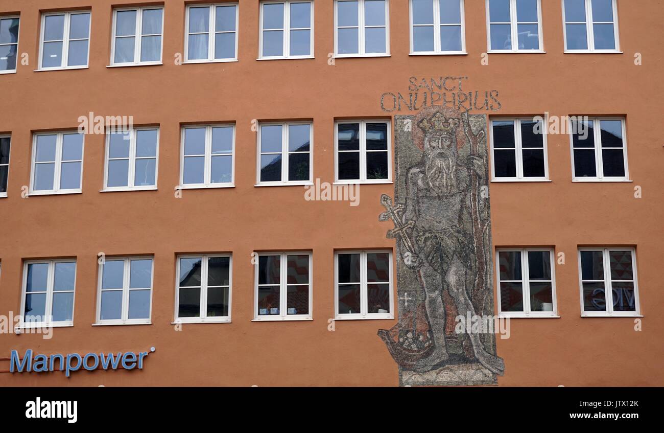 Malerei oder Stuck des Heiligen Onuphrius an der Wand von Gebäude in München, Deutschland Stockfoto