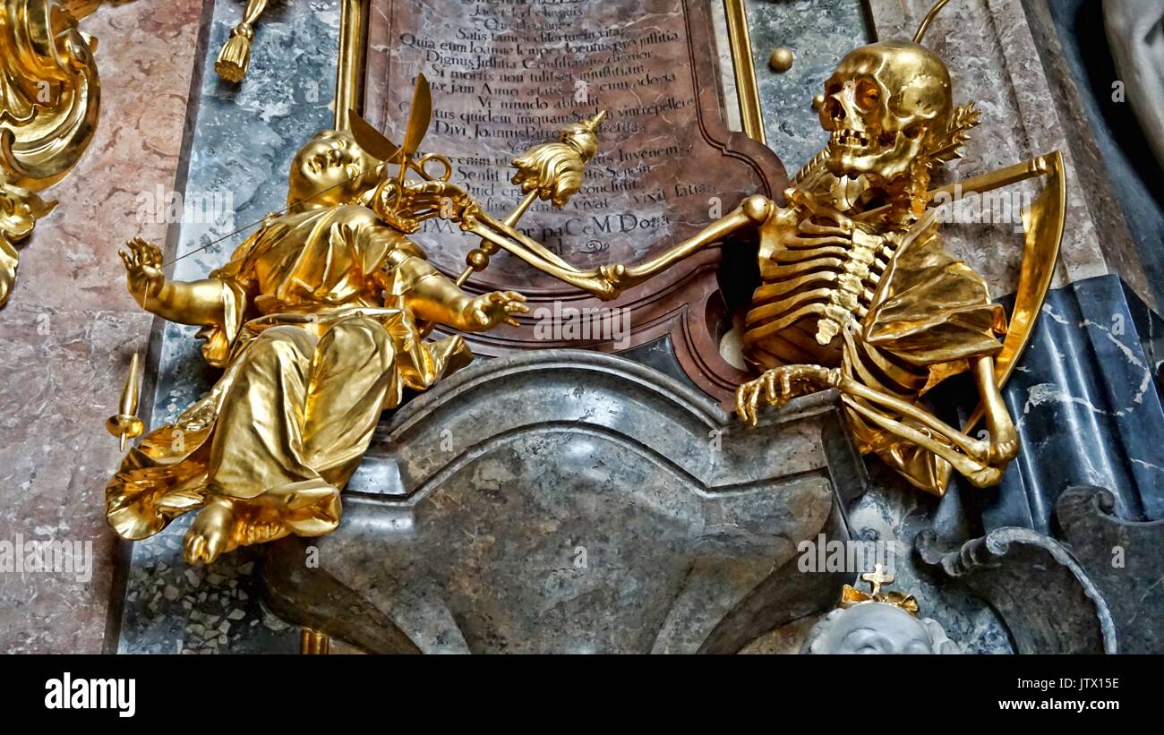 Goldenen Skulpturen in St. Johann Nepomuk Kirche oder Asam Kirche oder: Asamkirche in München, Bayern, Deutschland Stockfoto