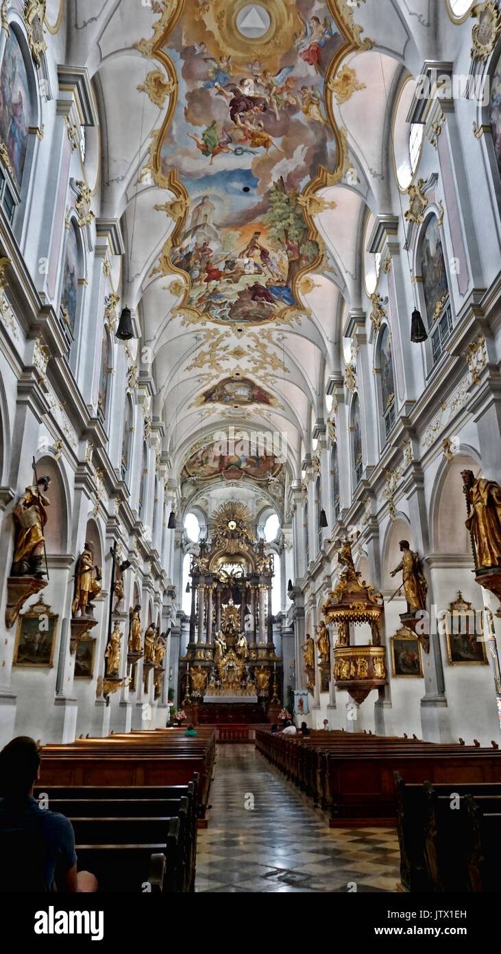 Innenraum der Kirche St. Peter oder Pfarrkirche in München, Deutschland Stockfoto
