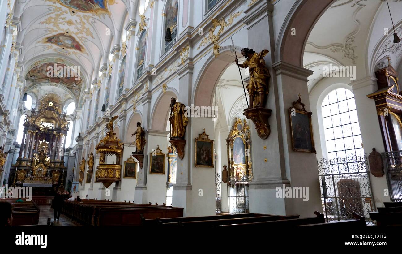Innenraum der Kirche St. Peter oder Pfarrkirche in München, Deutschland Stockfoto