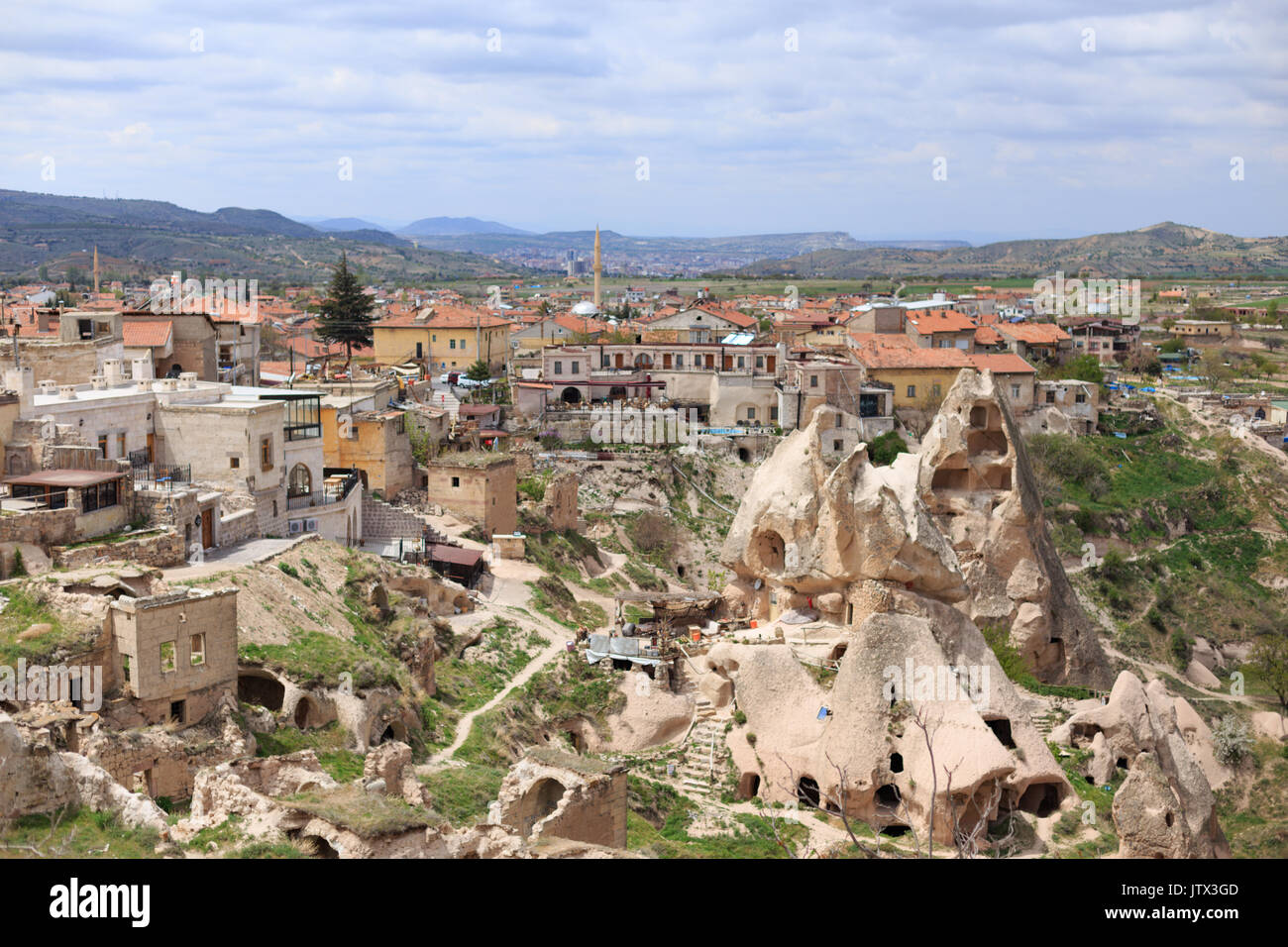 Horizontale Schuß aus Uchhisar schloss über touristisches Dorf und Feenkamine mit Höhlen Stockfoto